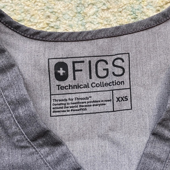 FIGS Casma Three Pocket Scrub Top - Picture 2 of 6